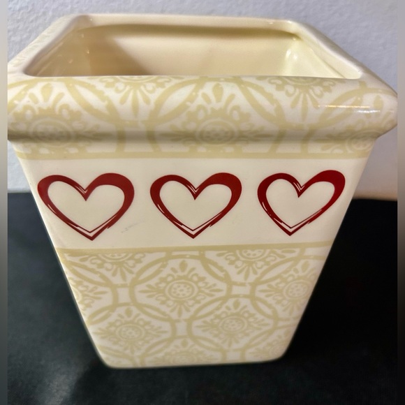 Edible Arrangements heart vase. 4.75”x5.25” - Picture 2 of 8
